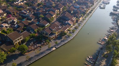 Havadan görünümü Hoi eski bir şehir veya Hoian antik kenti Panoraması. Lisanslı yüksek kaliteli ücretsiz stok fotoğraf görüntü üstten görünüm çatı street Hoi bir şehir yürüyüş. Hoian şehirdir UNESCO Dünya Miras Listesi