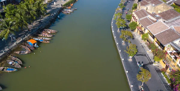 Havadan görünümü Hoi eski bir şehir veya Hoian antik kenti panoramik. Lisanslı yüksek kaliteli ücretsiz stok fotoğraf görüntü üstten görünüm ev, çatı, Hoi nehir bir şehir. Hoian şehir en popüler yer