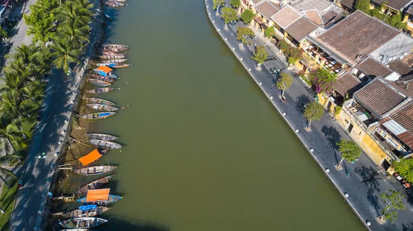 Havadan görünümü Hoi eski bir şehir veya Hoian antik kenti panoramik. Lisanslı yüksek kaliteli ücretsiz stok fotoğraf görüntü üstten görünüm ev, çatı, Hoi nehir bir şehir. Hoian şehir en popüler yer