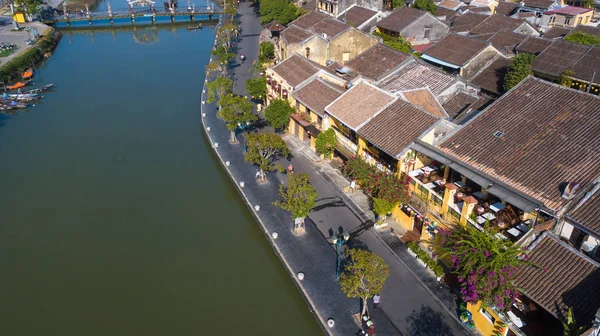 Havadan görünümü Hoi eski bir şehir veya Hoian antik kenti Panoraması. Lisanslı yüksek kaliteli ücretsiz stok fotoğraf görüntü üstten görünüm çatı street Hoi bir şehir yürüyüş. Hoian şehirdir UNESCO Dünya Miras Listesi