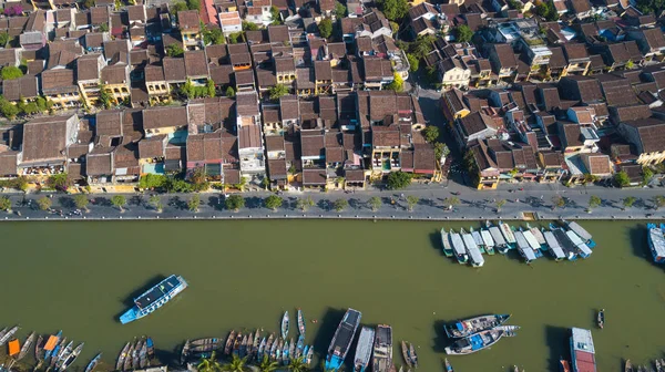 Havadan görünümü Hoi eski bir şehir veya Hoian antik kenti Panoraması. Lisanslı yüksek kaliteli ücretsiz stok fotoğraf görüntü üstten görünüm Hoai Nehri'nin ve trafik Hoi An. Hoi tekne bir en popüler seyahat Vietnam