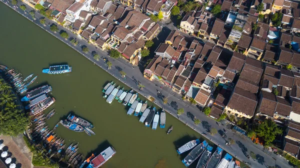 Havadan görünümü Hoi eski bir şehir veya Hoian antik kenti Panoraması. Lisanslı yüksek kaliteli ücretsiz stok fotoğraf görüntü üstten görünüm Hoai Nehri'nin ve trafik Hoi An. Hoi tekne bir en popüler seyahat Vietnam