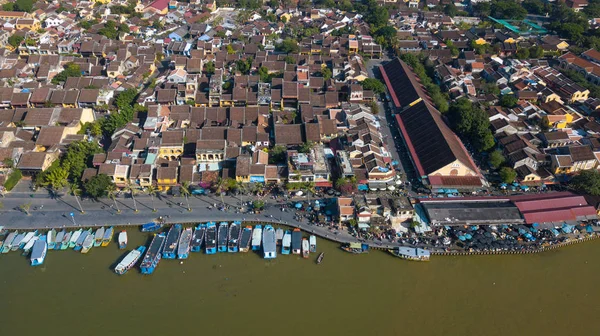 Havadan görünümü Hoi eski bir şehir veya Hoian antik kenti panoramik. Lisanslı yüksek kaliteli ücretsiz stok fotoğraf görüntü üstten görünüm ev, çatı, Hoi nehir bir şehir. Hoian şehir en popüler yer