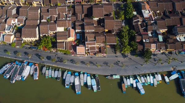 Havadan görünümü Hoi eski bir şehir veya Hoian antik kenti panoramik. Lisanslı yüksek kaliteli ücretsiz stok fotoğraf görüntü üstten görünüm ev, çatı, Hoi nehir bir şehir. Hoian şehir en popüler yer