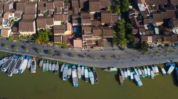 Havadan görünümü Hoi eski bir şehir veya Hoian antik kenti Panoraması. Lisanslı yüksek kaliteli ücretsiz stok fotoğraf görüntü üstten görünüm Hoai Nehri'nin ve trafik Hoi An. Hoi tekne bir en popüler seyahat Vietnam