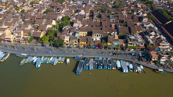 Havadan görünümü Hoi eski bir şehir veya Hoian antik kenti Panoraması. Lisanslı yüksek kaliteli ücretsiz stok fotoğraf görüntü üstten görünüm Hoai Nehri'nin ve trafik Hoi An. Hoi tekne bir en popüler seyahat Vietnam