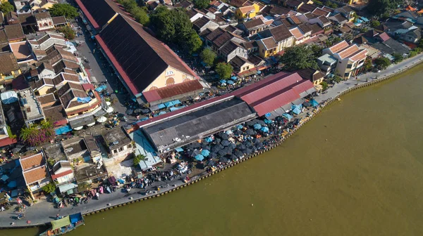 Hoian Pazar Panoraması. Havadan görünümü Hoi eski bir şehir veya Hoian antik kenti. Lisanslı yüksek kaliteli ücretsiz stok fotoğraf görüntü yukarıdan Hoai nehir ve tekne trafiği Hoian pazarında. Hoian city, Vietnam