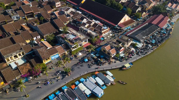Hoian Pazar Panoraması. Havadan görünümü Hoi eski bir şehir veya Hoian antik kenti. Lisanslı yüksek kaliteli ücretsiz stok fotoğraf görüntü yukarıdan Hoai nehir ve tekne trafiği Hoian pazarında. Hoian city, Vietnam