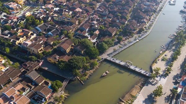 Havadan görünümü Hoi eski bir şehir veya Hoian antik kenti panoramik. Lisanslı yüksek kaliteli ücretsiz stok fotoğraf görüntü üstten görünüm ev, çatı, Hoi nehir bir şehir. Hoian şehir en popüler yer