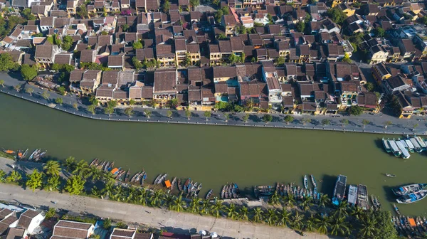 Havadan görünümü Hoi eski bir şehir veya Hoian antik kenti panoramik. Lisanslı yüksek kaliteli ücretsiz stok fotoğraf görüntü üstten görünüm ev, çatı, Hoi nehir bir şehir. Hoian şehir en popüler yer
