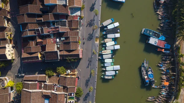 Havadan görünümü Hoi eski bir şehir veya Hoian antik kenti Panoraması. Lisanslı yüksek kaliteli ücretsiz stok fotoğraf görüntü üstten görünüm Hoai Nehri'nin ve trafik Hoi An. Hoi tekne bir en popüler seyahat Vietnam