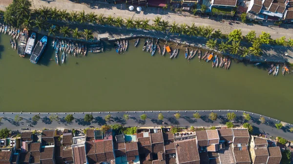 Havadan görünümü Hoi eski bir şehir veya Hoian antik kenti Panoraması. Lisanslı yüksek kaliteli ücretsiz stok fotoğraf görüntü üstten görünüm çatı street Hoi bir şehir yürüyüş. Hoian şehirdir UNESCO Dünya Miras Listesi