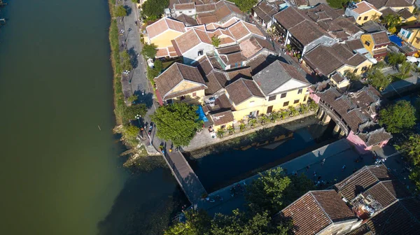 Havadan görünümü Hoi eski bir şehir veya Hoian antik kenti panoramik. Lisanslı yüksek kaliteli ücretsiz stok fotoğraf görüntü üstten görünüm ev, çatı, Hoi nehir bir şehir. Hoian şehir en popüler yer