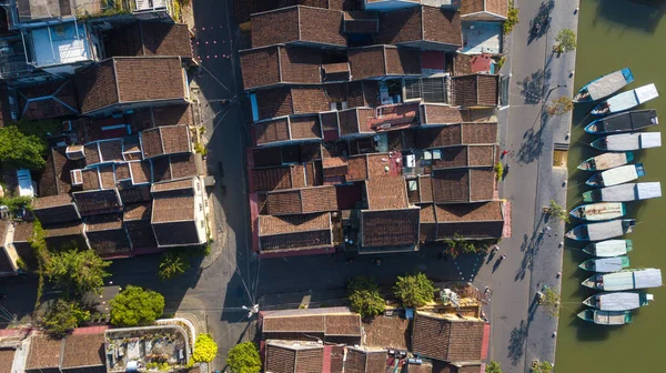 Havadan görünümü Hoi eski bir şehir veya Hoian antik kenti panoramik. Lisanslı yüksek kaliteli ücretsiz stok fotoğraf görüntü üstten görünüm ev, çatı, Hoi nehir bir şehir. Hoian şehir en popüler yer