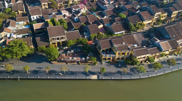 Havadan görünümü Hoi eski bir şehir veya Hoian antik kenti Panoraması. Lisanslı yüksek kaliteli ücretsiz stok fotoğraf görüntü üstten görünüm çatı street Hoi bir şehir yürüyüş. Hoian şehirdir UNESCO Dünya Miras Listesi
