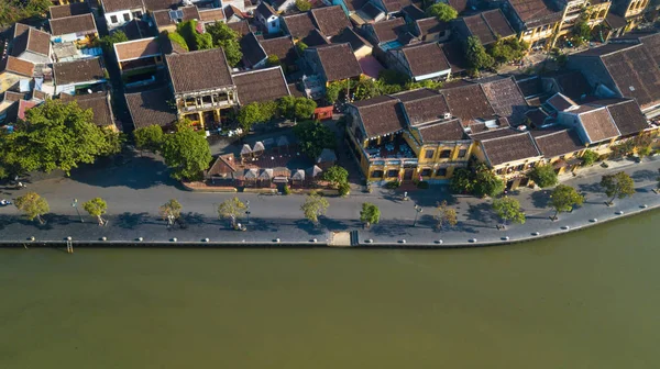 Havadan görünümü Hoi eski bir şehir veya Hoian antik kenti panoramik. Lisanslı yüksek kaliteli ücretsiz stok fotoğraf görüntü üstten görünüm ev, çatı, Hoi nehir bir şehir. Hoian şehir en popüler yer