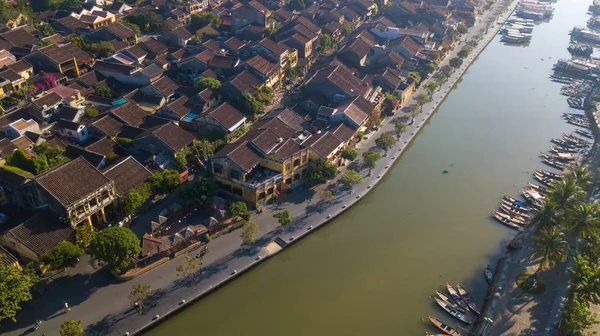 Havadan görünümü Hoi eski bir şehir veya Hoian antik kenti Panoraması. Lisanslı yüksek kaliteli ücretsiz stok fotoğraf görüntü üstten görünüm çatı street Hoi bir şehir yürüyüş. Hoian şehirdir UNESCO Dünya Miras Listesi