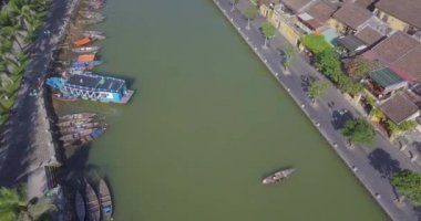 Havadan görünümü Hoi eski bir şehir veya Hoian antik kenti panoramik. Lisanslı yüksek kaliteli ücretsiz stok fotoğraf görüntü üstten görünüm ev, çatı, Hoi nehir bir şehir. Hoian şehir en popüler yer