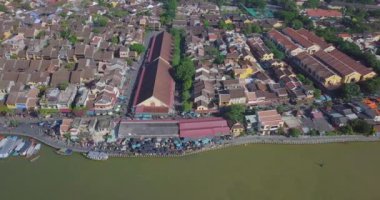 Hoian Pazar Panoraması. Havadan görünümü Hoi eski bir şehir veya Hoian antik kenti. Lisanslı yüksek kaliteli ücretsiz stok video görüntüleri Hoai nehir ve tekne trafiği Hoian pazarında en iyi görünümü. Hoian city, Vietnam
