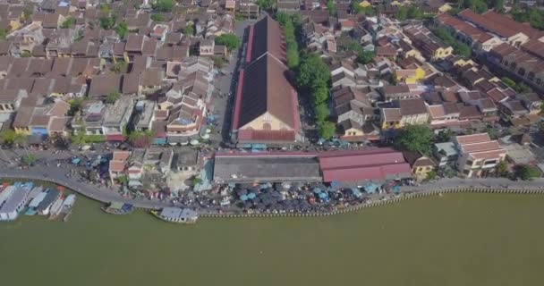 ホイアン市場のパノラマ ホイアン旧市街やホイアンの古代の町の空撮 ロイヤリティ高品質フリー ビデオ映像ホアイ川とボート トラフィック ホイアン市場平面図です ベトナム ホイアン市 — ストック動画