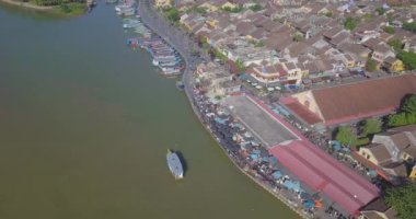 Hoian Pazar Panoraması. Havadan görünümü Hoi eski bir şehir veya Hoian antik kenti. Lisanslı yüksek kaliteli ücretsiz stok video görüntüleri Hoai nehir ve tekne trafiği Hoian pazarında en iyi görünümü. Hoian city, Vietnam