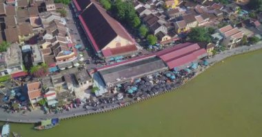 Hoian Pazar Panoraması. Havadan görünümü Hoi eski bir şehir veya Hoian antik kenti. Lisanslı yüksek kaliteli ücretsiz stok video görüntüleri Hoai nehir ve tekne trafiği Hoian pazarında en iyi görünümü. Hoian city, Vietnam
