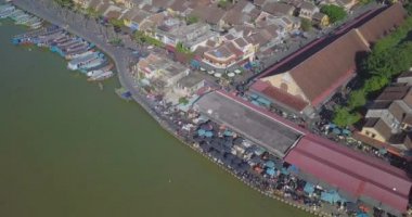 Hoian Pazar Panoraması. Havadan görünümü Hoi eski bir şehir veya Hoian antik kenti. Lisanslı yüksek kaliteli ücretsiz stok video görüntüleri Hoai nehir ve tekne trafiği Hoian pazarında en iyi görünümü. Hoian city, Vietnam