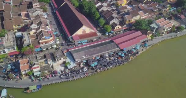 Hoian 市场全景 会安古镇或会安古镇鸟图 皇家高品质的免费股票视频画面顶视图的 Hoai 河和船交通在 Hoian 会安市 — 图库视频影像