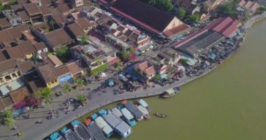 Hoian Pazar Panoraması. Hoi eski bir şehir havadan görünümü veya güneşli günde Hoian antik kenti. Lisanslı yüksek kaliteli stok video görüntüleri yukarıdan Hoai Nehri'nin ücretsiz ve bir pazar Hoi trafikte tekne