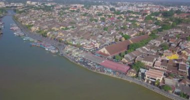 Hoian Pazar Panoraması. Hoi eski bir şehir havadan görünümü veya güneşli günde Hoian antik kenti. Lisanslı yüksek kaliteli stok video görüntüleri yukarıdan Hoai Nehri'nin ücretsiz ve bir pazar Hoi trafikte tekne