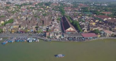 Hoian Pazar Panoraması. Hoi eski bir şehir havadan görünümü veya güneşli günde Hoian antik kenti. Lisanslı yüksek kaliteli stok video görüntüleri yukarıdan Hoai Nehri'nin ücretsiz ve bir pazar Hoi trafikte tekne