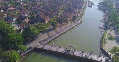 Havadan görünümü Hoi eski bir şehir veya Hoian antik kenti Panoraması. Lisanslı yüksek kaliteli ücretsiz stok fotoğraf görüntü üstten görünüm çatı street Hoi bir şehir yürüyüş. Hoian şehirdir UNESCO Dünya Miras Listesi