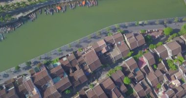 Havadan görünümü Hoi eski bir şehir veya Hoian antik kenti panoramik. Lisanslı yüksek kaliteli ücretsiz stok fotoğraf görüntü üstten görünüm ev, çatı, Hoi nehir bir şehir. Hoian şehir en popüler yer