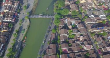 Havadan görünümü Hoi eski bir şehir veya Hoian antik kenti panoramik. Lisanslı yüksek kaliteli ücretsiz stok fotoğraf görüntü üstten görünüm ev, çatı, Hoi nehir bir şehir. Hoian şehir en popüler yer