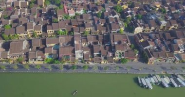 Havadan görünümü Hoi eski bir şehir veya Hoian antik kenti panoramik. Lisanslı yüksek kaliteli ücretsiz stok fotoğraf görüntü üstten görünüm ev, çatı, Hoi nehir bir şehir. Hoian şehir en popüler yer