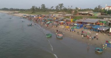 Üst manzara, hava manzaralı balıkçı teknesinden liman pazarı. Mui Ne balıkçı limanı ya da balıkçı köyündeki pazarın yüksek kalitede beleş video görüntüleri. Balıkçılık limanı popüler bir turizm beldesidir.