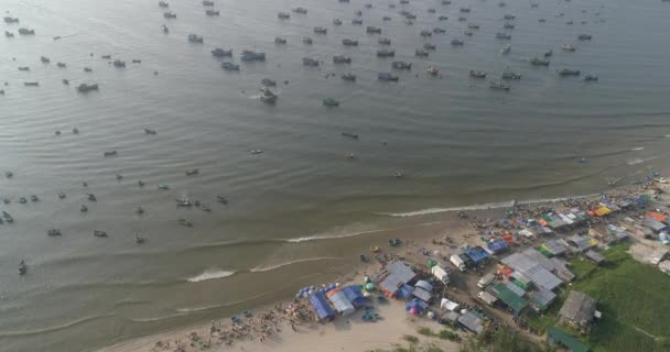 トップビュー ドローンからの空中ビュー漁港市場 Mui Ne漁港や漁村での市場のロイヤリティフリーストック動画 漁港は人気の観光地です — ストック動画