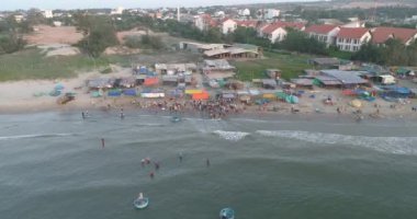 Üst manzara, hava manzaralı balıkçı teknesinden liman pazarı. Mui Ne balıkçı limanı ya da balıkçı köyündeki pazarın yüksek kalitede beleş video görüntüleri. Balıkçılık limanı popüler bir turizm beldesidir.