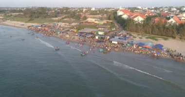 Üst manzara, hava manzaralı balıkçı teknesinden liman pazarı. Mui Ne balıkçı limanı ya da balıkçı köyündeki pazarın yüksek kalitede beleş video görüntüleri. Balıkçılık limanı popüler bir turizm beldesidir.