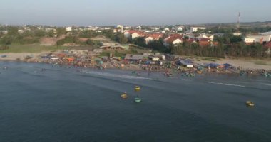 Üst manzara, hava manzaralı balıkçı teknesinden liman pazarı. Mui Ne balıkçı limanı ya da balıkçı köyündeki pazarın yüksek kalitede beleş video görüntüleri. Balıkçılık limanı popüler bir turizm beldesidir.