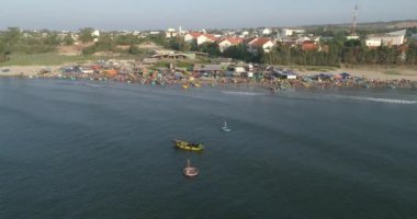 Üst manzara, hava manzaralı balıkçı teknesinden liman pazarı. Mui Ne balıkçı limanı ya da balıkçı köyündeki pazarın yüksek kalitede beleş video görüntüleri. Balıkçılık limanı popüler bir turizm beldesidir.