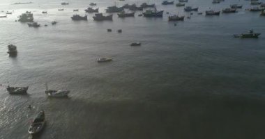 Üst manzara, hava manzaralı balıkçı teknesinden liman pazarı. Mui Ne balıkçı limanı ya da balıkçı köyündeki pazarın yüksek kalitede beleş video görüntüleri. Balıkçılık limanı popüler bir turizm beldesidir.