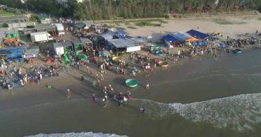 Üst manzara, hava manzaralı balıkçı teknesinden liman pazarı. Mui Ne balıkçı limanı ya da balıkçı köyündeki pazarın yüksek kalitede beleş video görüntüleri. Balıkçılık limanı popüler bir turizm beldesidir.