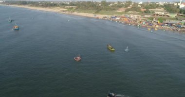 Üst manzara, hava manzaralı balıkçı teknesinden liman pazarı. Mui Ne balıkçı limanı ya da balıkçı köyündeki pazarın yüksek kalitede beleş video görüntüleri. Balıkçılık limanı popüler bir turizm beldesidir.