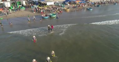 Üst manzara, hava manzaralı balıkçı teknesinden liman pazarı. Mui Ne balıkçı limanı ya da balıkçı köyündeki pazarın yüksek kalitede beleş video görüntüleri. Balıkçılık limanı popüler bir turizm beldesidir.