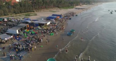 Üst manzara, hava manzaralı balıkçı teknesinden liman pazarı. Mui Ne balıkçı limanı ya da balıkçı köyündeki pazarın yüksek kalitede beleş video görüntüleri. Balıkçılık limanı popüler bir turizm beldesidir.