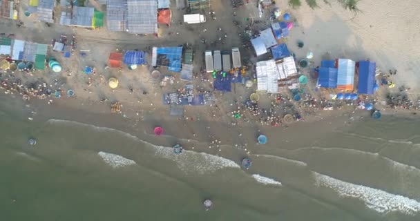 トップビュー ドローンからの空中ビュー漁港市場 Mui Ne漁港や漁村での市場のロイヤリティフリーストック動画 漁港は人気の観光地です — ストック動画