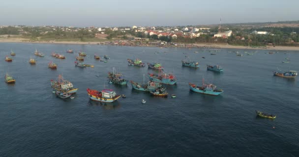 トップビュー ドローンからの空中ビュー漁港市場 Mui Ne漁港や漁村での市場のロイヤリティフリーストック動画 漁港は人気の観光地です — ストック動画