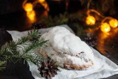 Dresden Stollen hafif örme zemin üzerine üzümlü geleneksel bir Alman pastadır. Christmas.Vintage tarzı için hediye. Meyveli kek tatil için