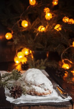 Dresden Stollen hafif örme zemin üzerine üzümlü geleneksel bir Alman pastadır. Christmas.Vintage tarzı için hediye. Meyveli kek tatil için